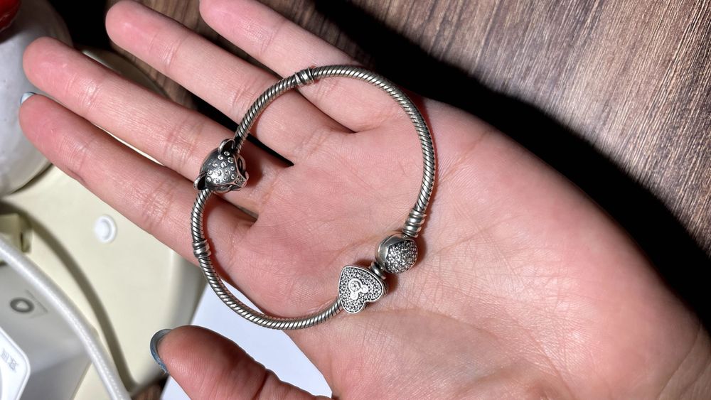 браслет Pandora с 2 шармами