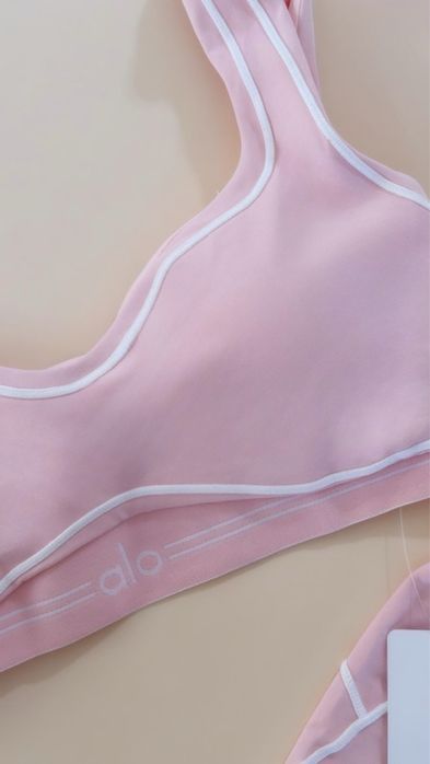 Set Alo Yoga roz pudrat – bustieră + biker shorts