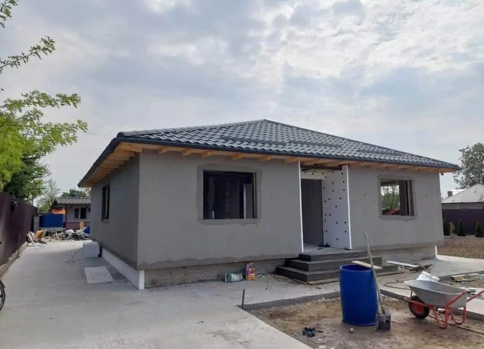 Vindem casă pe structură metalică și panouri sandwich totul la cheie