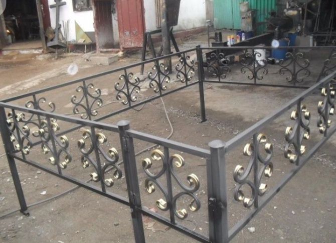 Оградки на кладбище