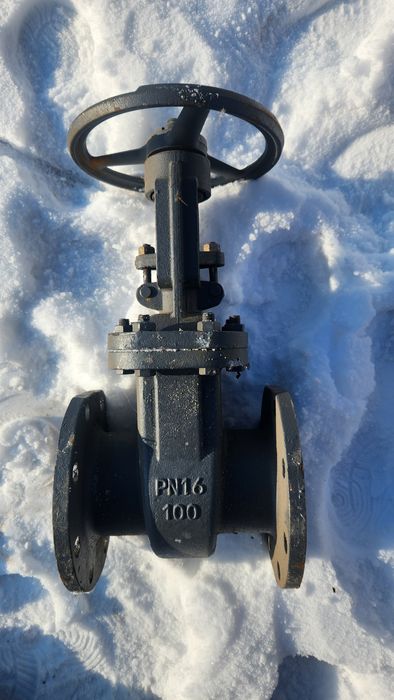 Продам задвижки 150 и 100