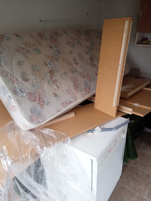 Продавам легла с матраци