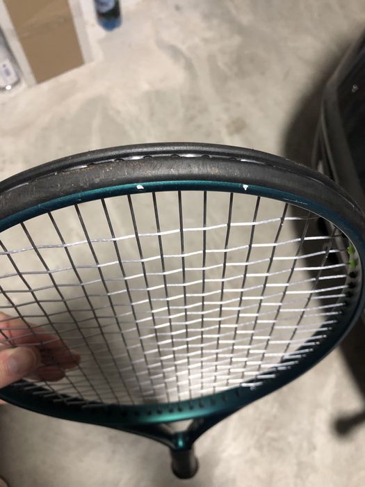 Vand racheta wilson blade v9 cap 100 maner 3 corzi 16x19