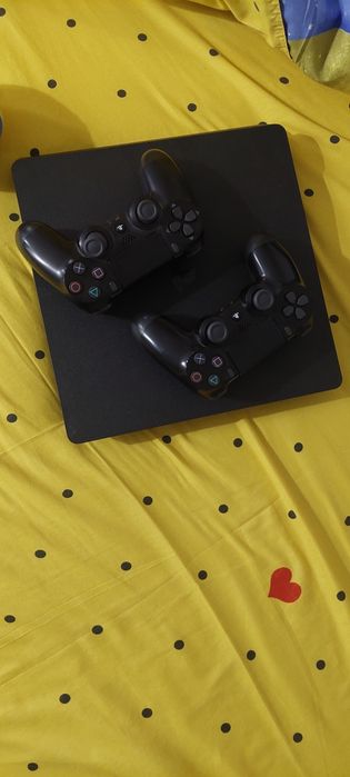 Vand ps4 + 2 manete originale + 4 jocuri