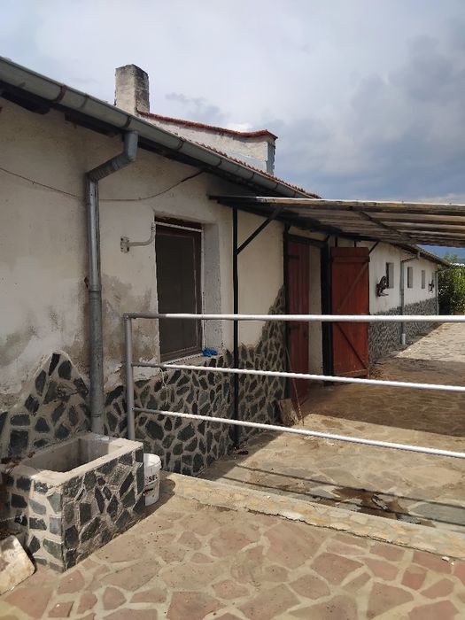 Продава конна база в с.Боровец общ.Кочериново