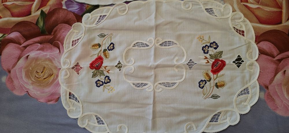 Красиви покривки,бродирани карета,други