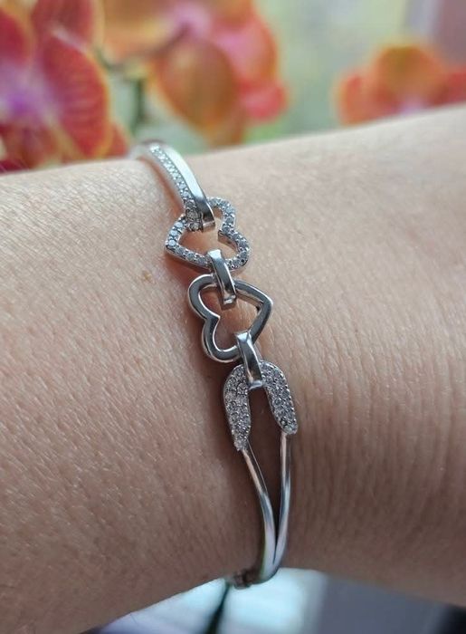 Сребърна гривна с циркони