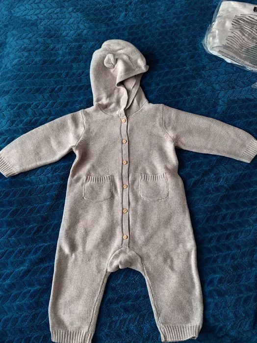 Vând salopetă tricotată băiețel