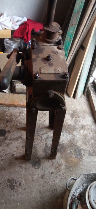 Ручной насос качать салярку.