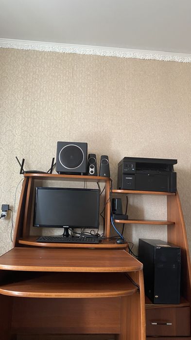 Компьютер со столом + в подарок принтер с колонками