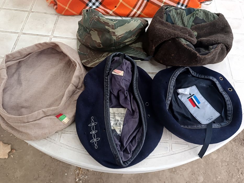 Стари военни фуражки униформи пагони вензели