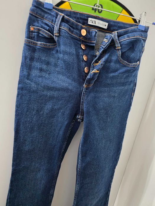 Blugi albastri evazati Zara