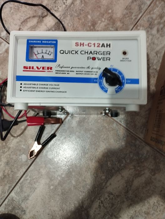 Vând încărcător acumulatori