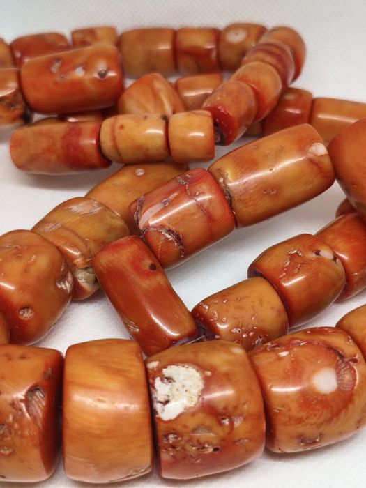 Коралловые массивные бусы