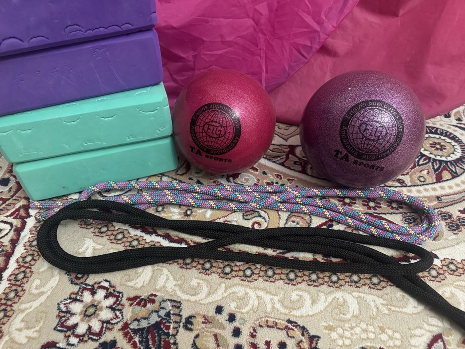 Для гимнастики обруч мячь