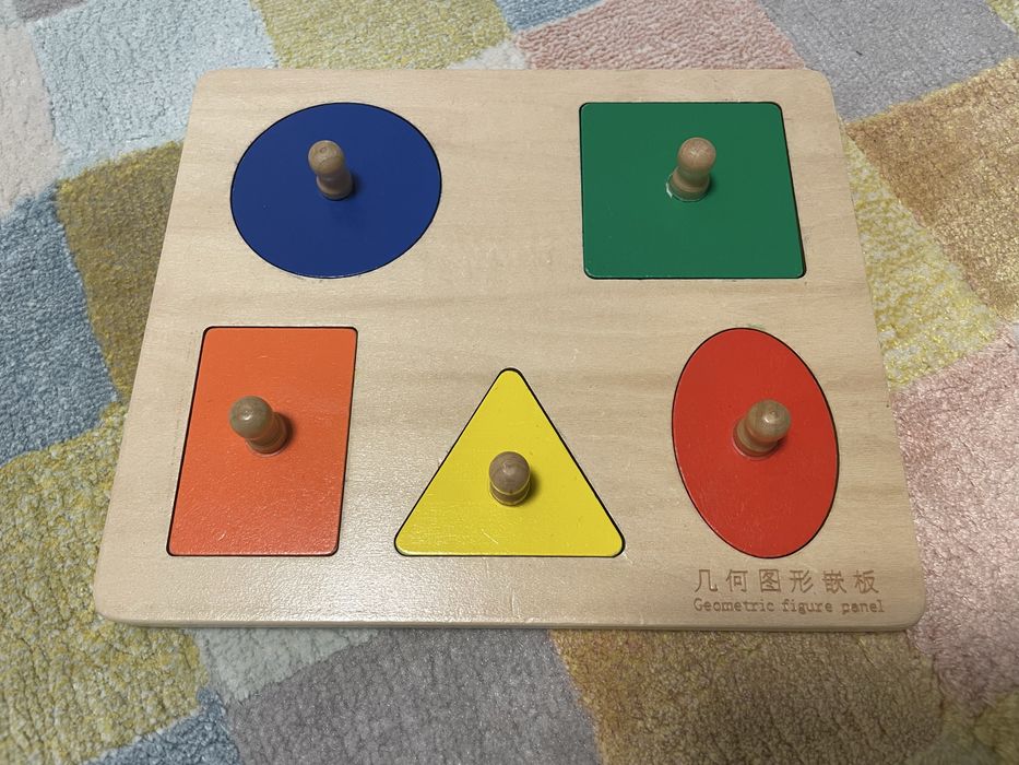 Мпнтесори пъзел с геометрични форми