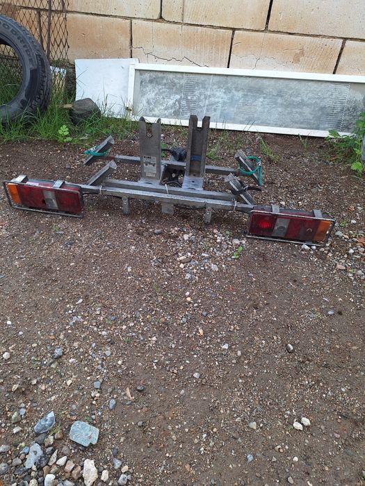 Vând suport auto pentru 2 biciclete