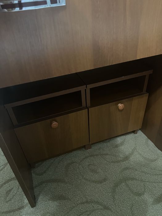 Туалетный столик с зеркалом