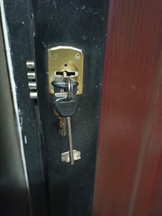 Продавам метална врата