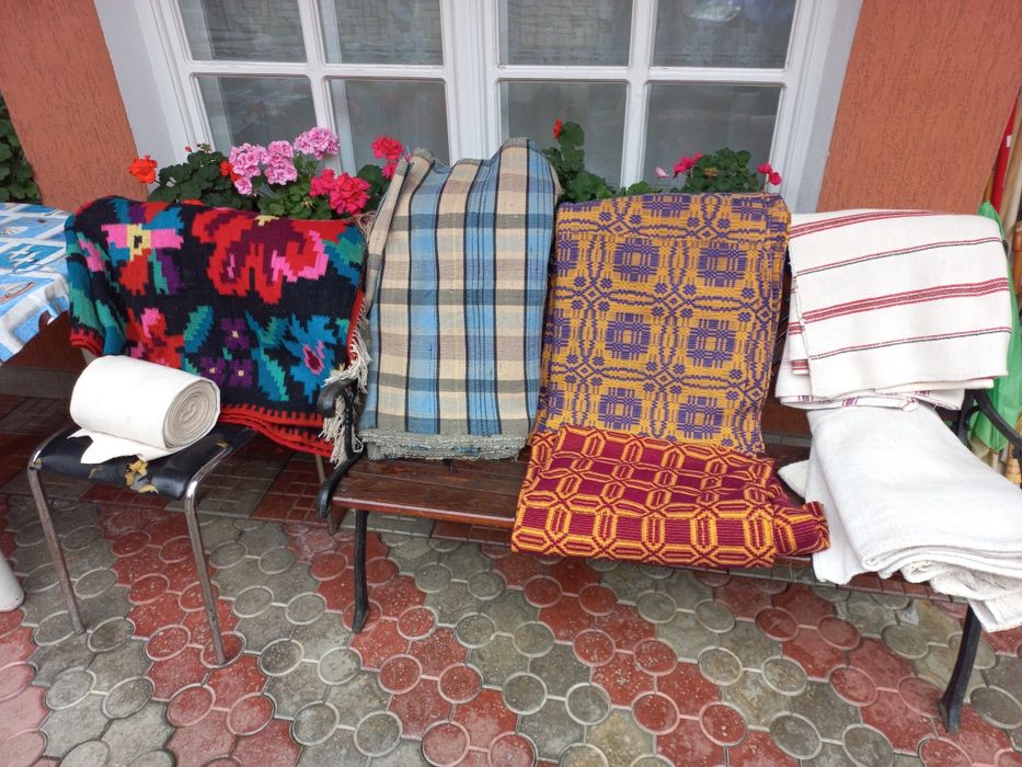 diverse obiecte vechi din lemn, ceramice,țesături război de țesut etc