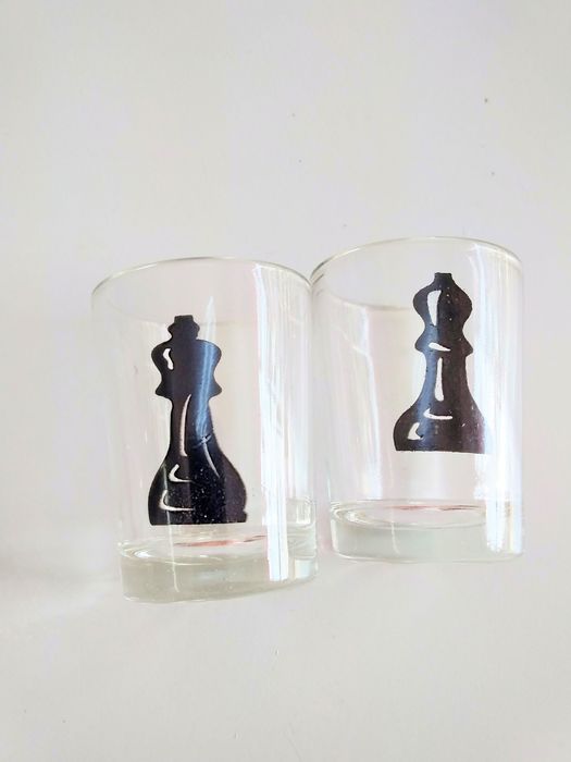 Шах от стъклени чашки