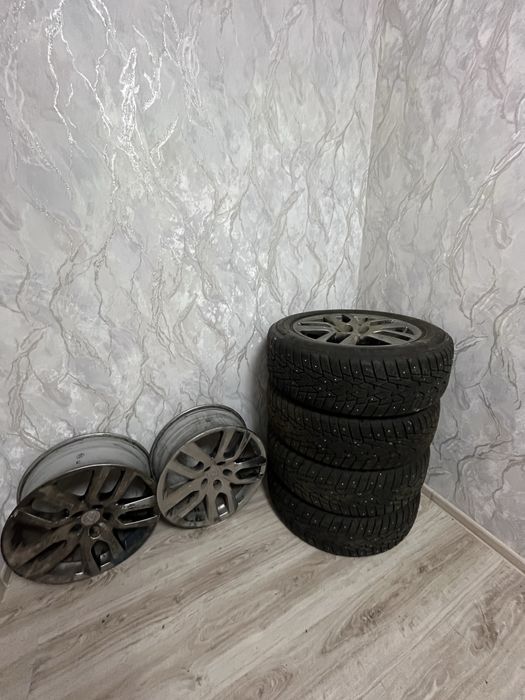 Продам зимние шины на Lexcus