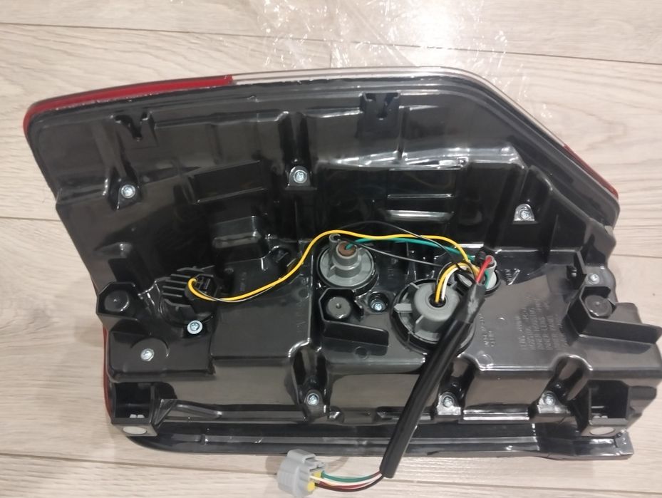 Задний левый фонарь Mitsubishi L200