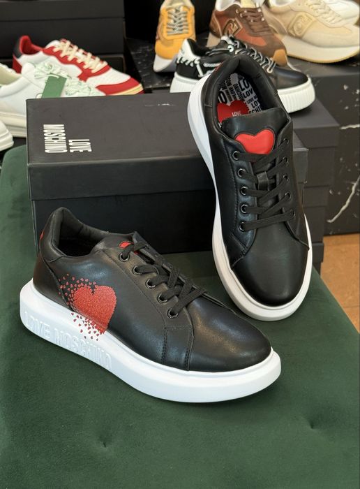 Оригинални дамски сникърси  Love Moschino намалени