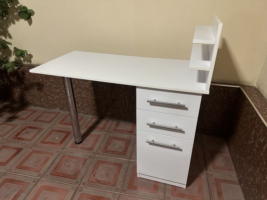 Маникюрный стол новый