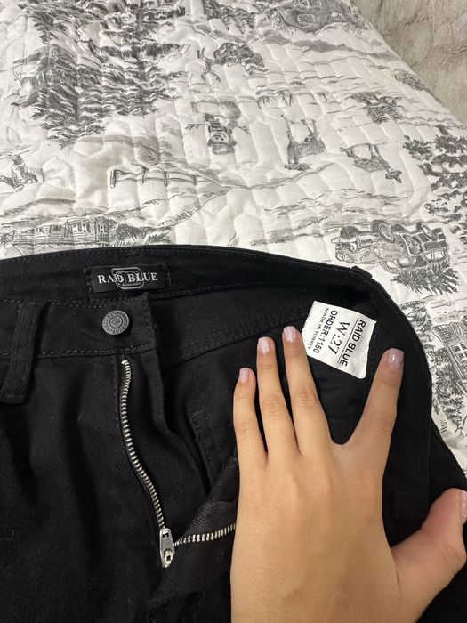 Черные джинсы.