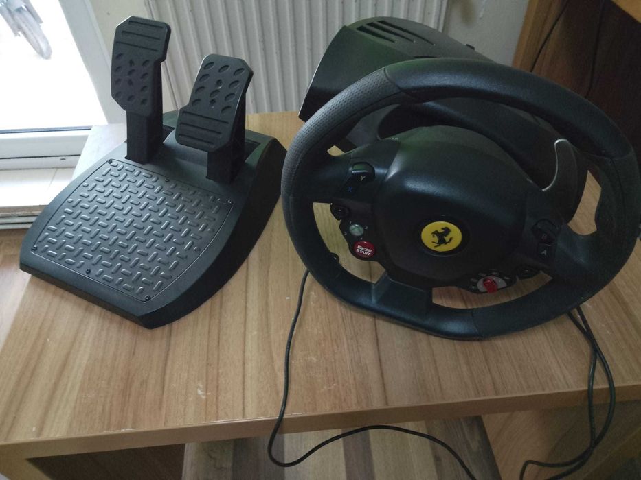 Volan Ferrari Racing Wheel pentru jocuri PC.
