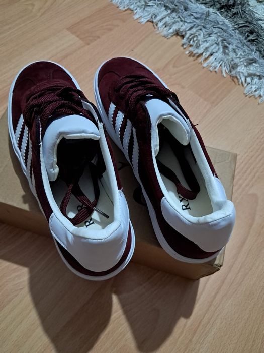 Adidași albi-visini piele întoarsă