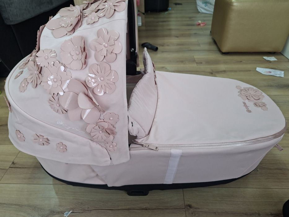 Кош за новородено Cybex Priam 4 /e-PRIAM Lux SIMPLY FLOWERS