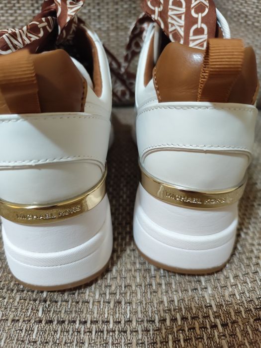 Vând adidași Michael Kors model  Women's Georgie Bow Trainer Sneakers