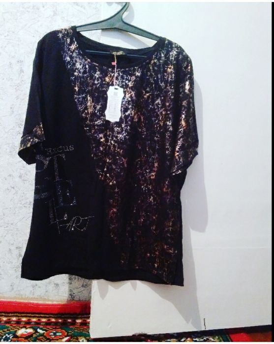 Женская футболка продаеться