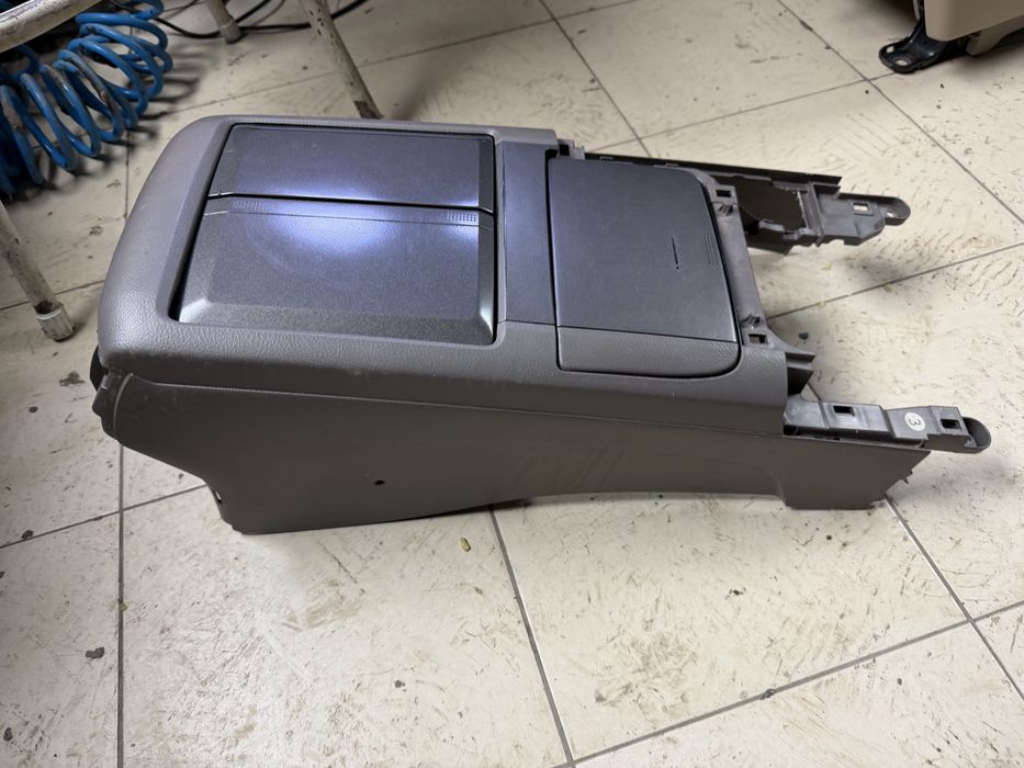 Продам центральный бар от gx470 подлокотник