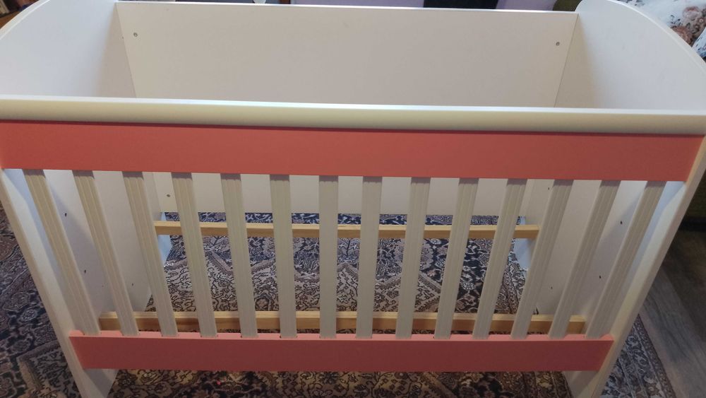 Детска кошетка, която се монтира и като бюро цена 170лв.