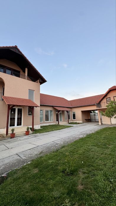 Vand casa zona linistita