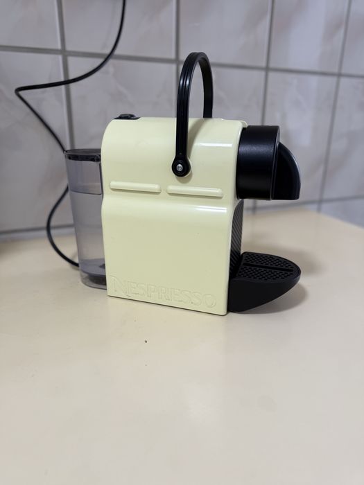Espresor Delonghi nespresso cu capsule mici .