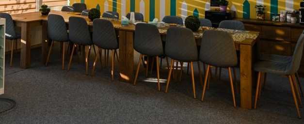 Masa 500lei/buc, scaun 100lei/buc