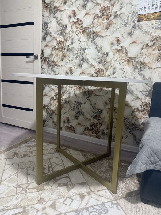 Продам стол обеденный 100х100х75 новый