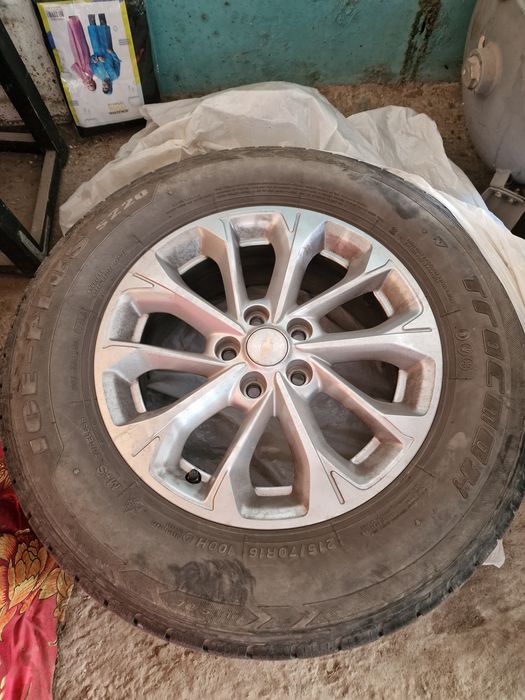 Комплект зимних шин на титановых дисках.