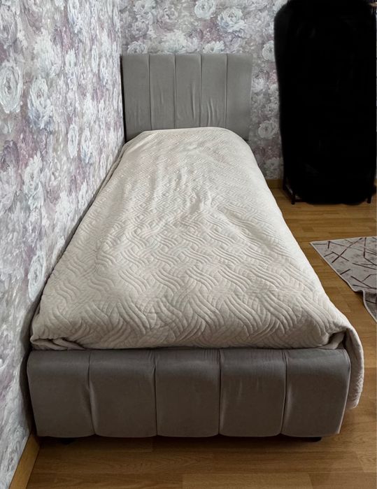 Продам кровать с матрасом