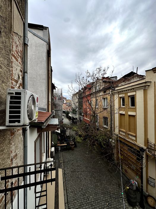 Дава се под наем Етаж от къща в Пловдив, Център - 106 кв.м за 329900 € - Снимка #8