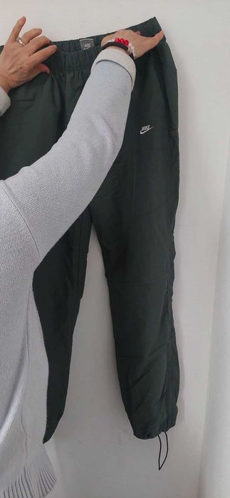 Оригинален Nike долнище маслено зелен Л размер