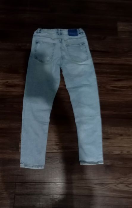 Vând blugi rupți zara.