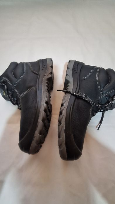 Vând bocanci work safety jogger nr 40