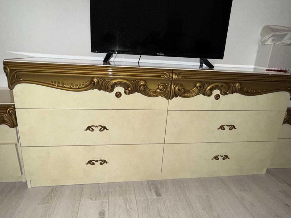 Comoda lemn dur dormoitor crem auriu