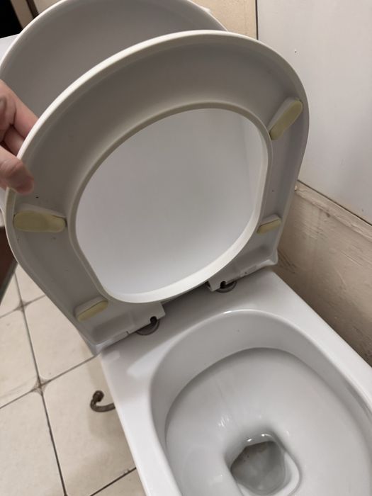 Унитаз белый рабочий