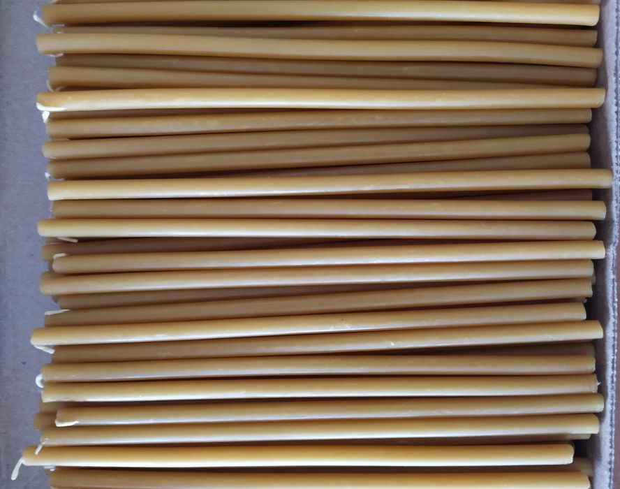 Свечи восковые желтые и цветные. Район ЖД вокзала